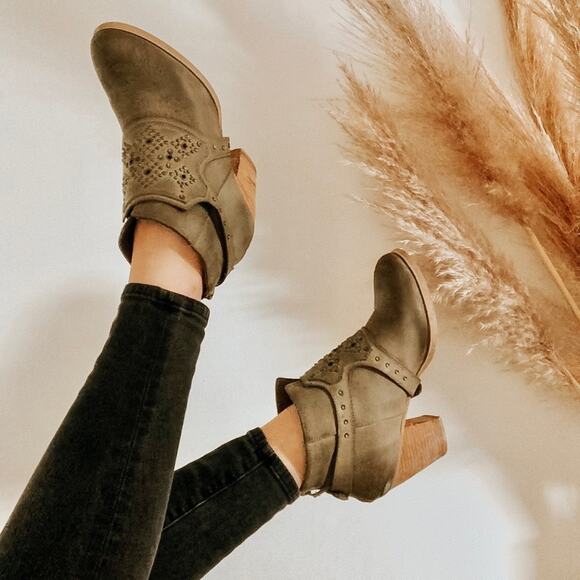 UO Urban Outfitters Studded Beige Tan Strap Buckle Ankle Boot Booties 9 Shoe - Picture 1 of 6